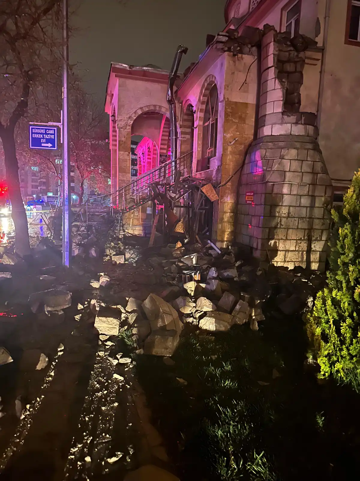 Elazığ Sürsürü Merkez Camii minaresine yıldırım düşmesi sonucu yıkıldı.