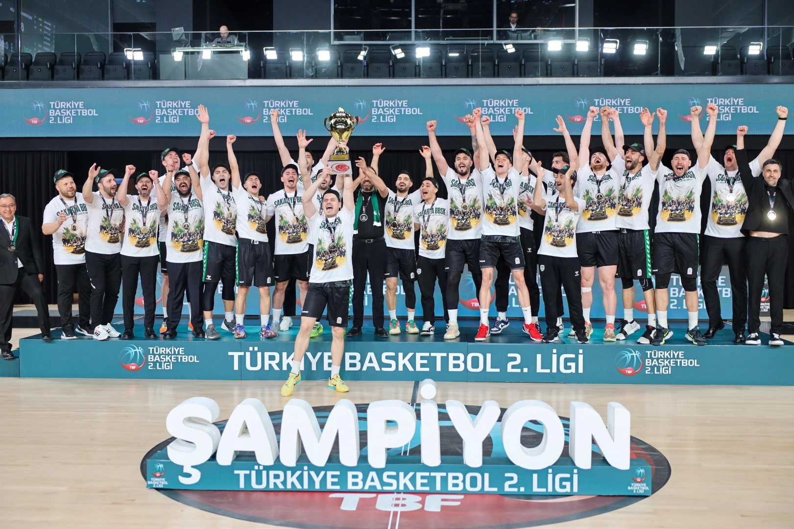 Sakarya Büyükşehir Basketbol takımının şampiyonluk kupasını kaldırması