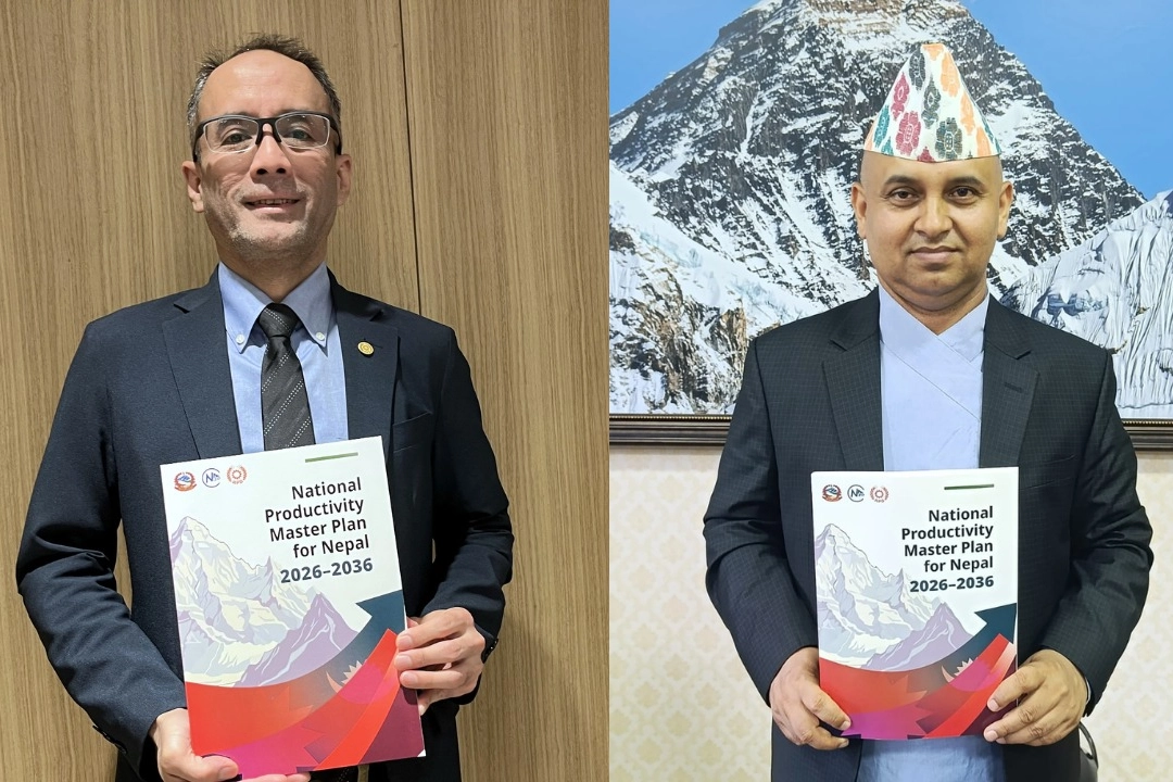 APO Genel Sekreteri Dr. Indra Pradana Singawinata ve APO Nepal Direktörü Krishna Bahadur Raut, Ulusal Verimlilik Ana Planı 2026-2036 ile birlikte.